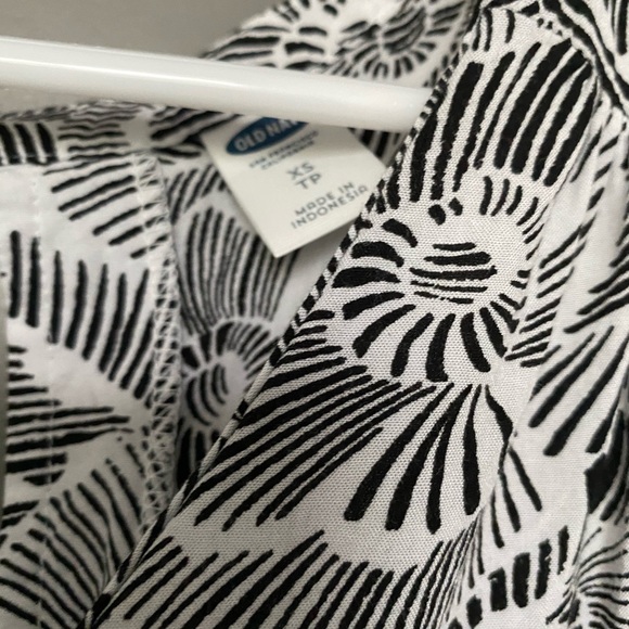 Old Navy Sleeveless Top - Picture 3 of 3